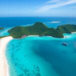 Pemandangan pantai tersembunyi yang indah di Indonesia.